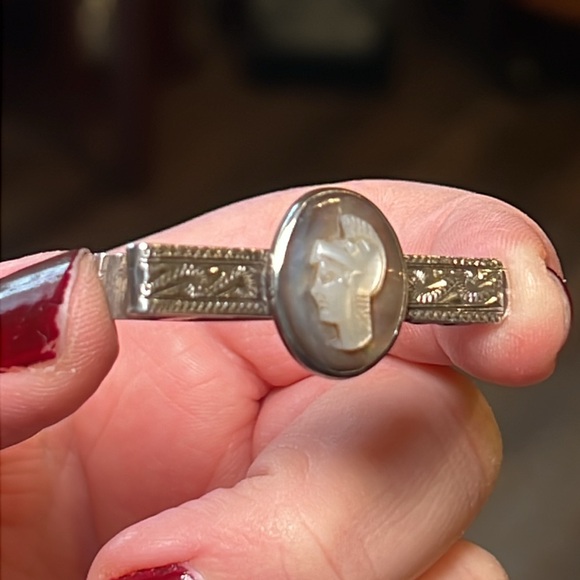 Vintage sterling silver MOP shell gladiator left facing cameo etched tie clip - Picture 3 of 9